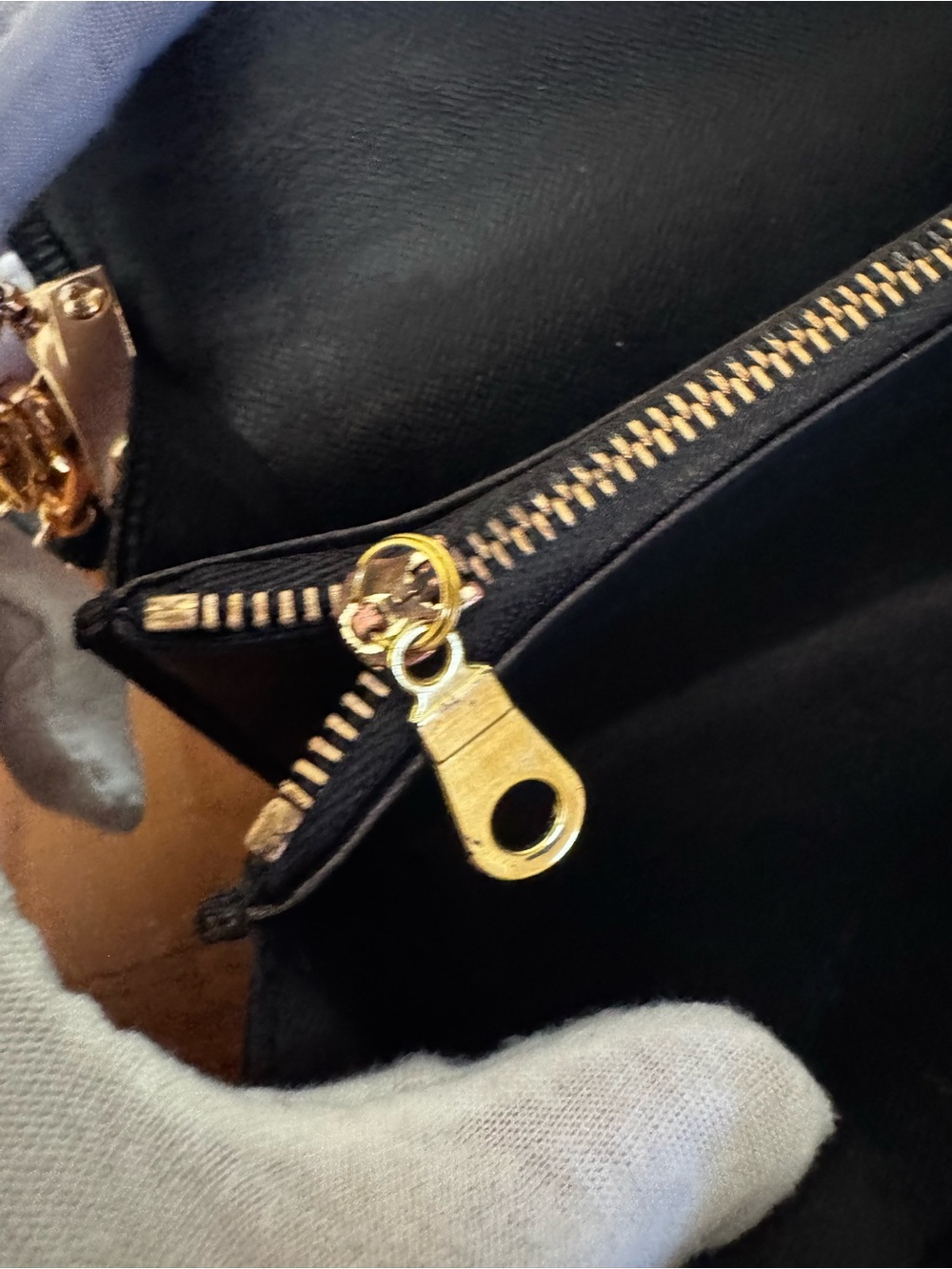 just in 🔥 Louis Vuitton Black EPI wallet converted Crossbody - Picture 11 of 17